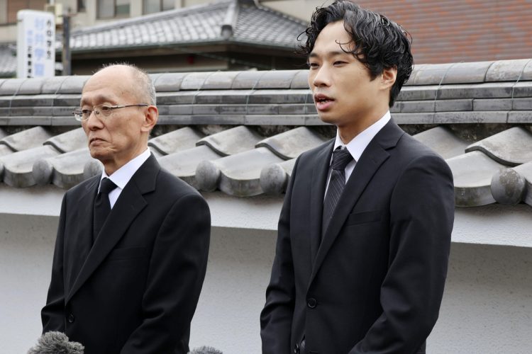航平さんと悟さん 長男「逮捕は父の執念」 　高羽奈美子さんの27回忌法要を終え、取材に応じる長男航平さん（右）と夫悟さん＝11月2日午前、名古屋市（共同通信）