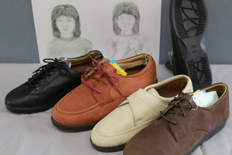 警察が割り出した、犯人が当時履いていたと思われる靴（時事通信フォト）