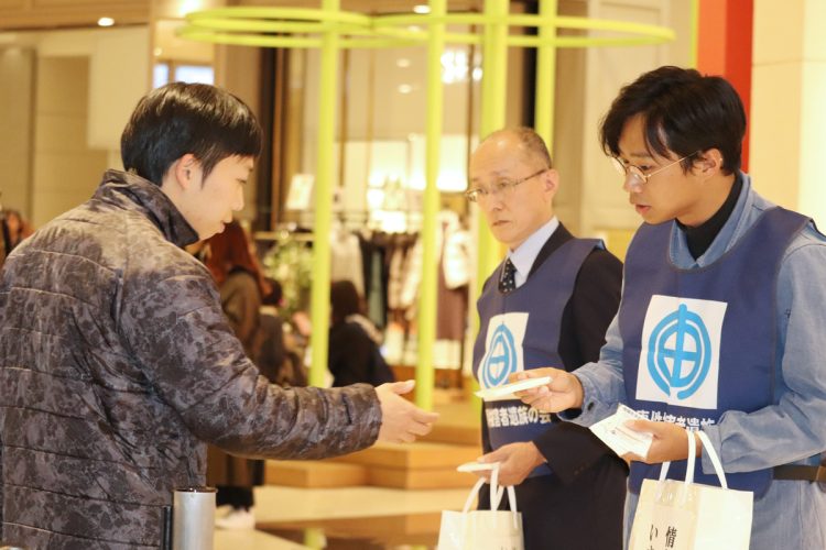 情報提供を呼びかける被害者の夫・高羽悟さん（時事通信フォト）