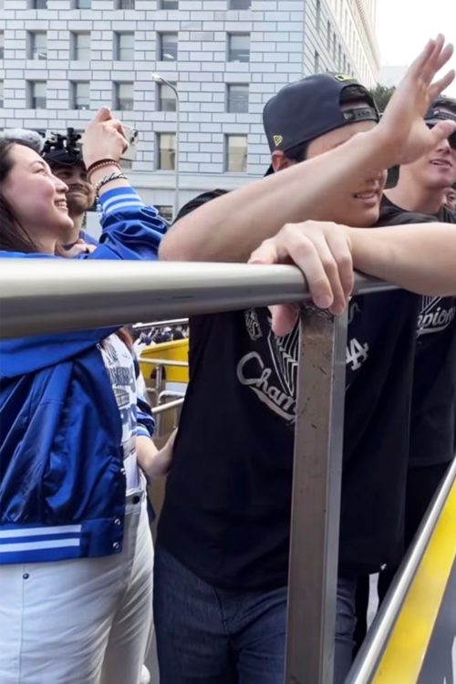 パレードの様子を撮影する真美子さん（ドジャースのInstagramより）