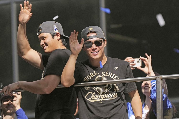 笑顔で撮影する真美子さん（共同通信社）