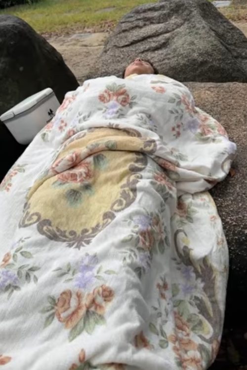 209km挑戦中、岩の上で寝る岩田