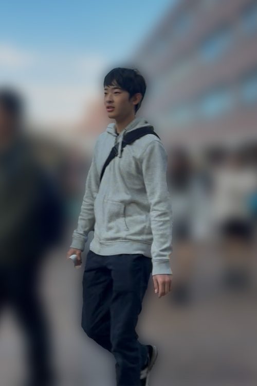 午前中の来場者が少ない時間帯に模擬店を回る姿も（学生提供）