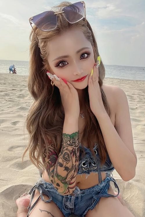 腕にはびっしりと刺青が入っていた（Instagramより）