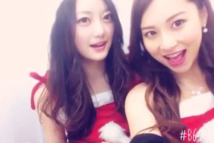 サンタコスも。Nikiは右（Instagramより）