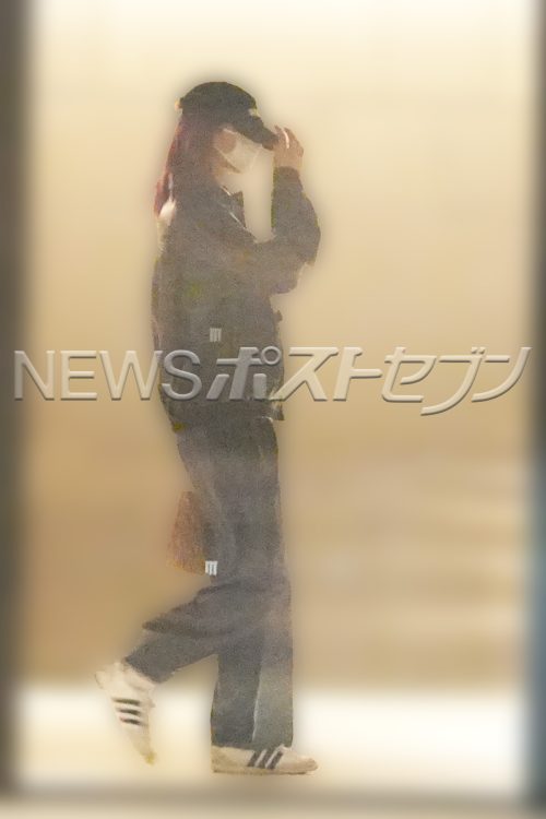 帽子を目深に被っていた