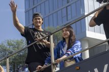 《手を絡めるわけではなく…》凱旋パレードで大谷翔平選手と見せた“仲良しすぎる姿”　心理士が注目した真美子夫人の絶妙な“ボディタッチ”