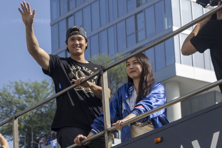 ロサンゼルス・ドジャースのワールドシリーズ優勝パレードでの大谷翔平・真美子夫妻(EPA=時事)