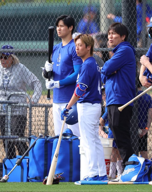 2024年、春季キャンプの練習に「飛び入り参加」していた「金髪センパイ」の石原与一さん（アフロ）