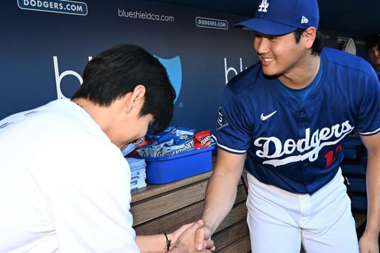 握手を交わす場面も（Instagramより）