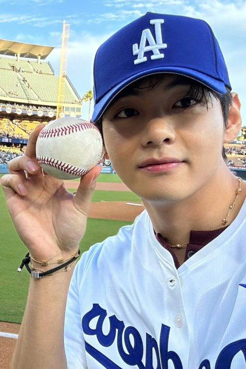 始球式に登場したV（Instagramより）