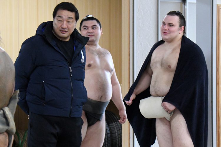 安治川親方(左)との信頼関係は強い