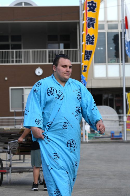 安青錦の身長は182センチ、体重は140キロと幕内力士としては平均以下だが、低い立ち合い、低い体勢で下から攻める取り口を武器とする