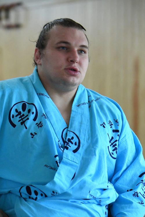 低い立ち合いについては、「特に意識はしないです。意識し始めるとダメになるので、できるだけ意識しない。体の感覚でやるだけ」と自分に言い聞かせるように答えた