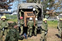 クマ捕獲用の箱わなを扱う自衛隊員の様子（陸上自衛隊秋田駐屯地提供）