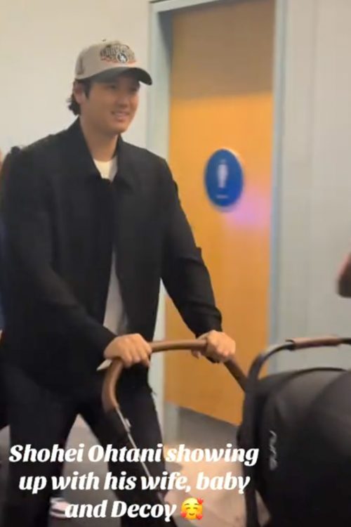 笑顔で声援にこたえる（TikTokより）