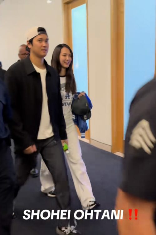 一般客もいる通路を通る2人（TikTokより）