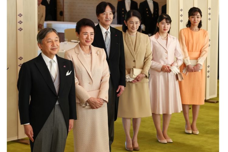 出席者の紹介を受けられる天皇皇后両陛下、秋篠宮ご夫妻、愛子さま、佳子さま（2025年11月4日、時事通信フォト）