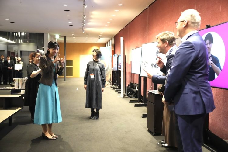 手話で交流される佳子さま（2025年11月6日、撮影／JMPA）