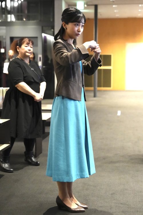 ヒールもジャケットと同じブラウン（2025年11月6日、撮影／JMPA）