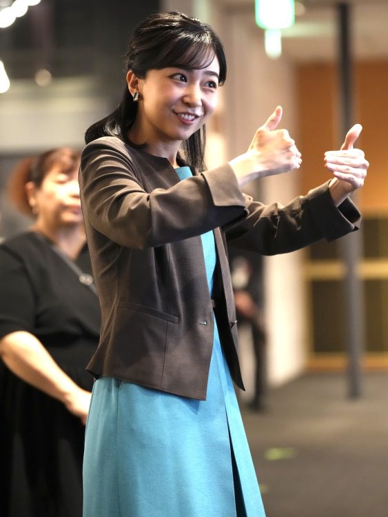 鮮やかなピーコックブルーのワンピース（2025年11月6日、撮影／JMPA）