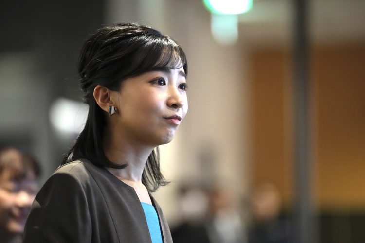 金継ぎのイヤリングを選ばれた（2025年11月6日、撮影／JMPA）