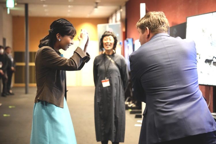 キャラクターと手話で交流できるシステムを体験された（2025年11月6日、撮影／JMPA）