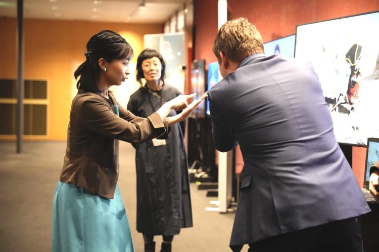 モニターに映し出されねずみのキャラクターに手話であいさつされた（2025年11月6日、撮影／JMPA）