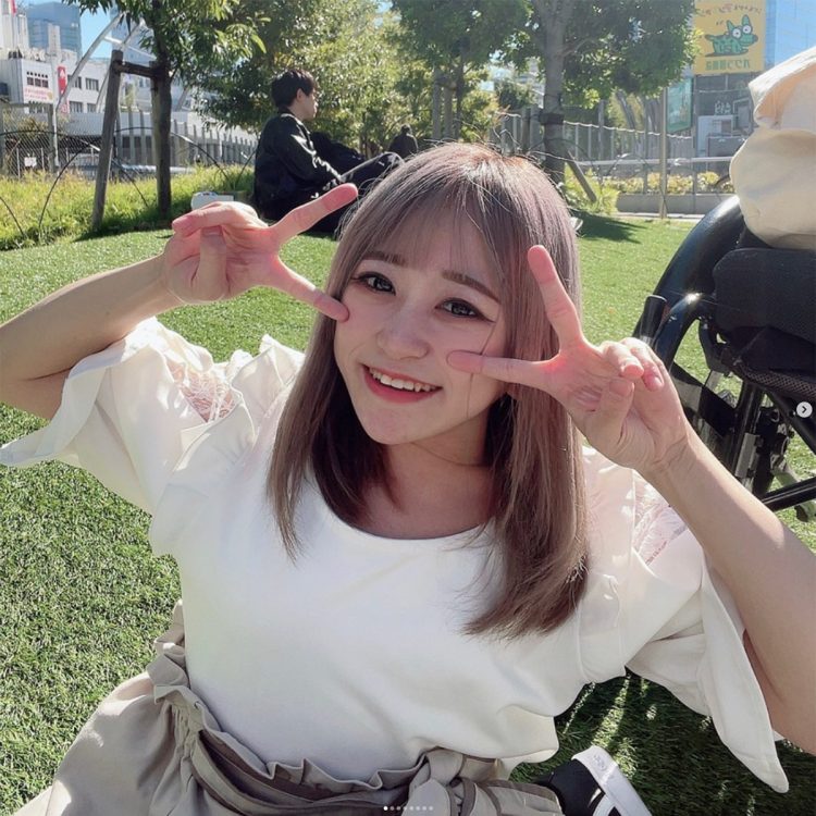 自宅前には花が手向けられていた（本人のインスタグラムより）