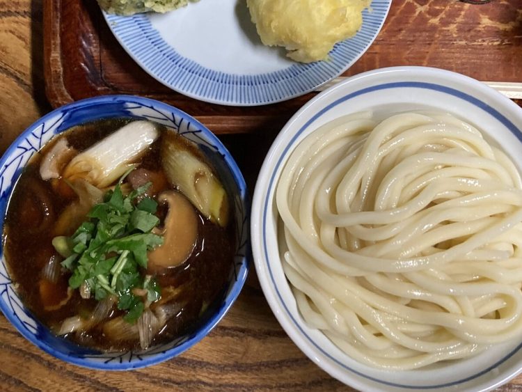 肉汁うどん発祥の店(諸説あり)である飯能市の「古久や」の「肉つゆうどん」(天ぷらはオプション)