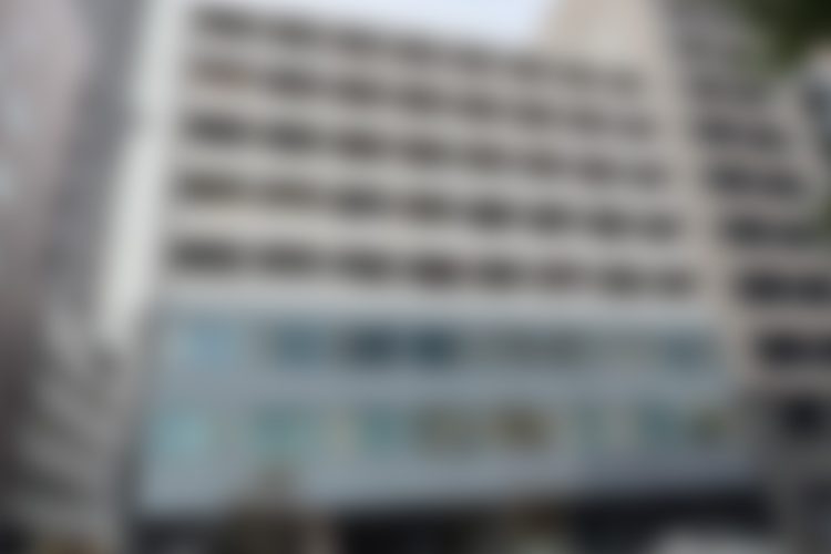 湯島駅から徒歩1分ほどの大通りに面した8階建ての建物