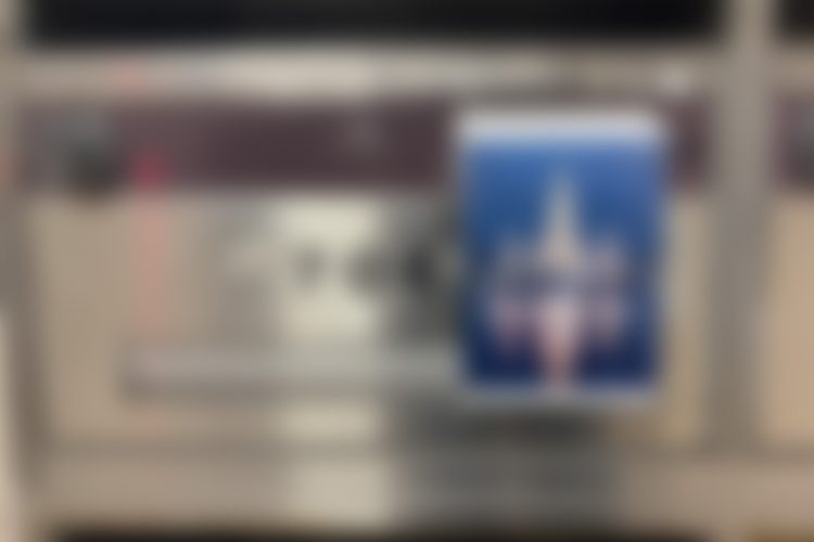 ポスト投函口に店名が掲出されているのみ