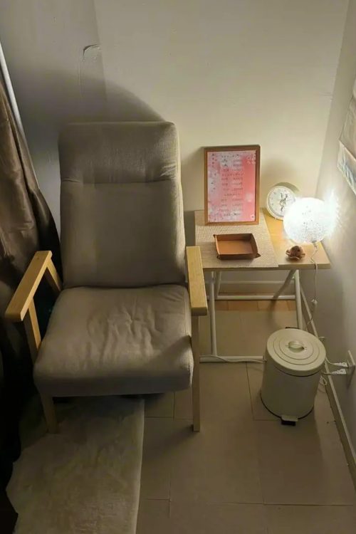 部屋の角には、サイドテーブルと1人掛けの椅子が1脚置かれていた