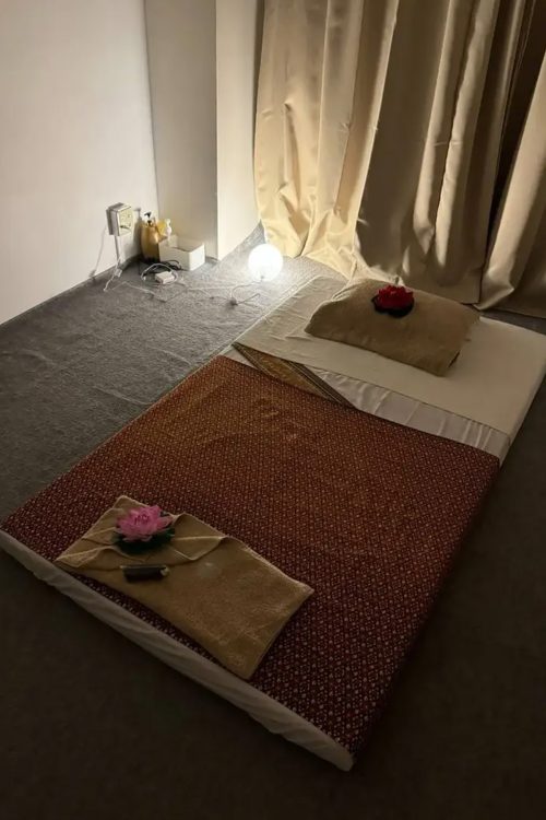 施術する個室はシングルサイズのマットレスが1枚、床に直で敷かれていた