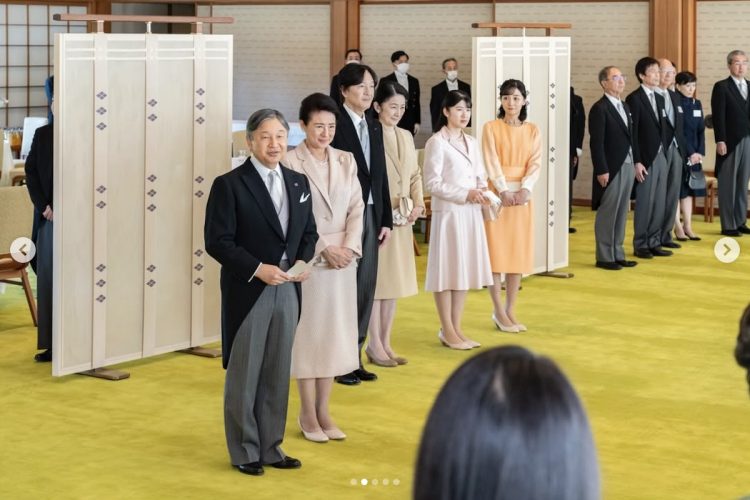 愛子さまはピンクのセットアップ、佳子さまはコーラルオレンジのワンピをお召しに（2025年11月4日、宮内庁公式Instagramより）