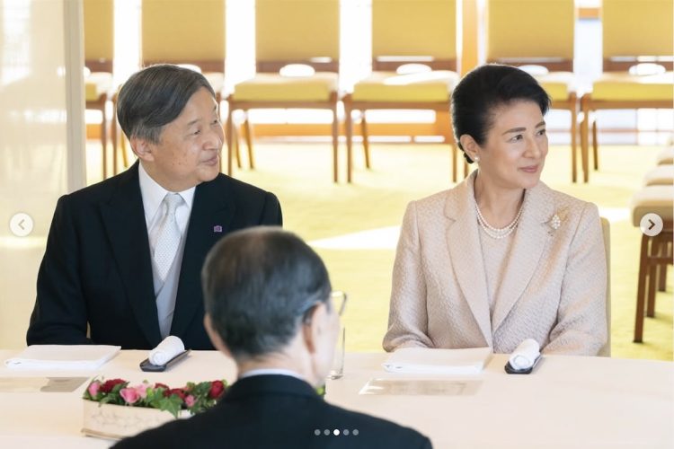 雅子さまはピンクベージュのセットアップをお召しになった（2025年11月4日、宮内庁公式Instagramより）