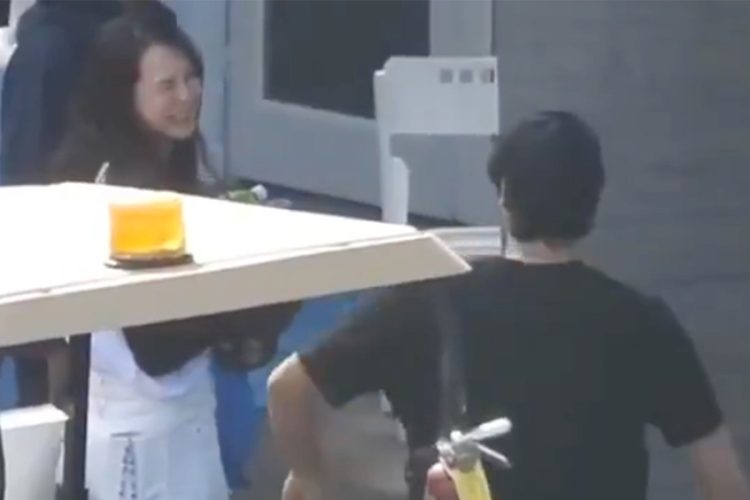 微笑ましいワンシーン（「コモゴモTV」より）