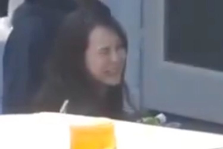 大谷に向かってチャーミングなウィンクを飛ばす真美子さん（「コモゴモTV」より）