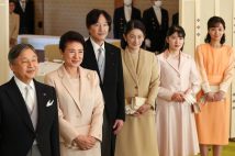 天皇皇后両陛下主催の「茶会」に愛子さまと佳子さまも出席された（2025年11月4日、時事通信フォト）