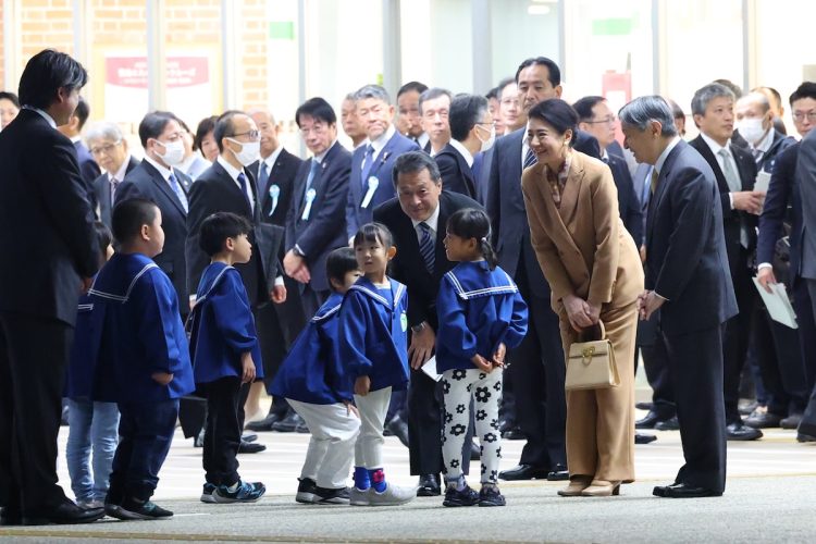 賢島駅では、保育園児らの出迎えににこやかに応じられた(2025年11月8日、撮影/JMPA)