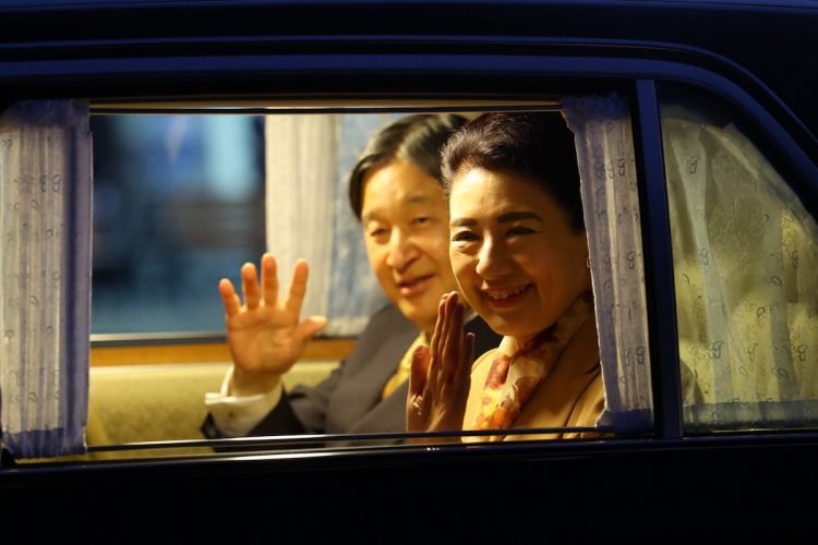 笑顔で手を振られる天皇皇后両陛下(2025年11月8日、撮影/JMPA)