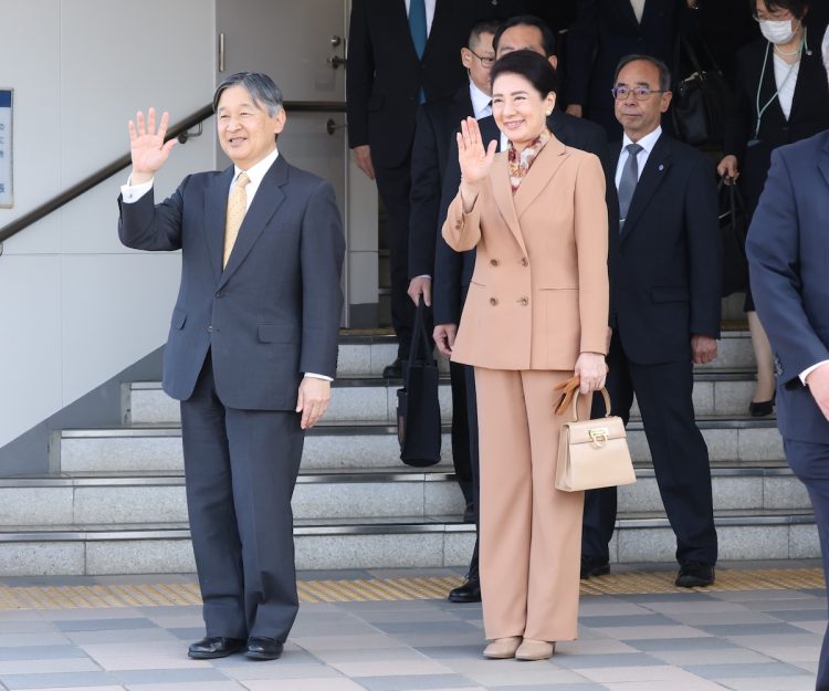 ブラウン系のワントーンコーデでまとめられていた(2025年11月8日、撮影/JMPA)
