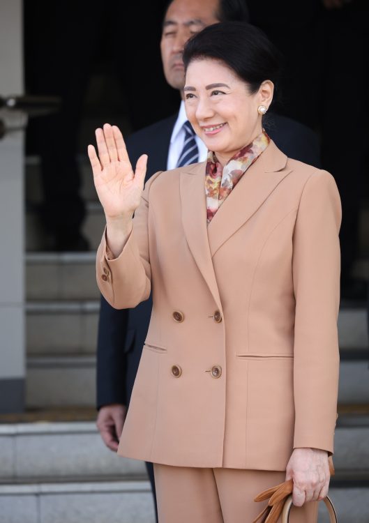 スカーフで華やかさを演出(2025年11月8日、撮影/JMPA)