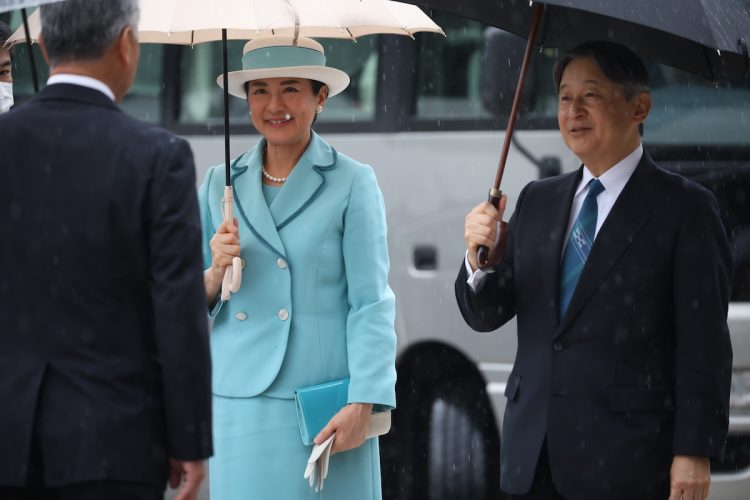 白いアイテムが爽やかさを演出(2025年11月9日、撮影/JMPA)