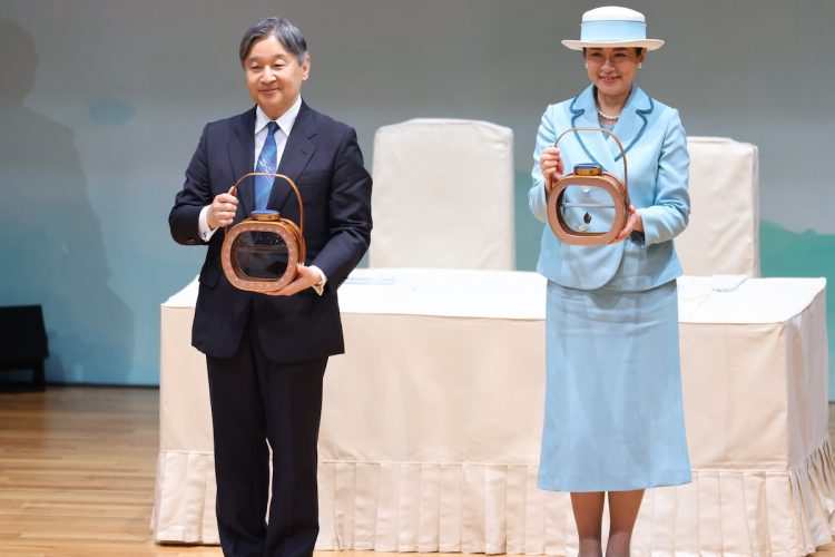 雅子さまのセットアップと天皇陛下のネクタイが同じブルーだった(2025年11月9日、撮影/JMPA)