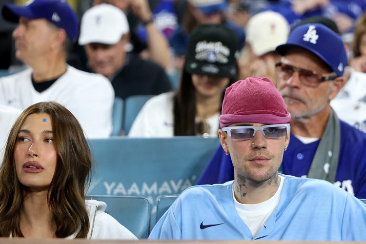 ワールドシリーズを妻と観戦（時事通信フォト）