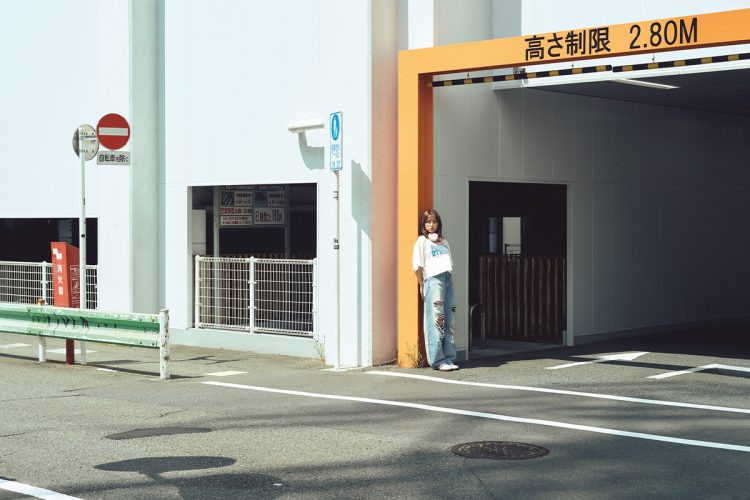 Tシャツ＋ジーパンの衣装は私服と似ていて、ヘッドホンも自前だったという