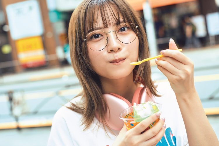 スイーツを頬張る姿も