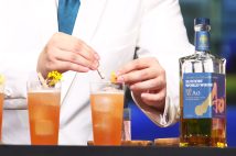 初代優勝者がつくったカクテル『鳳鳴（ほうめい）』。SUNTORY WORLD WHISKY「碧Ao」（右）をベースに日本の春を象徴する桜を使用したリキュール「KANADE〈奏〉桜」などが使われている