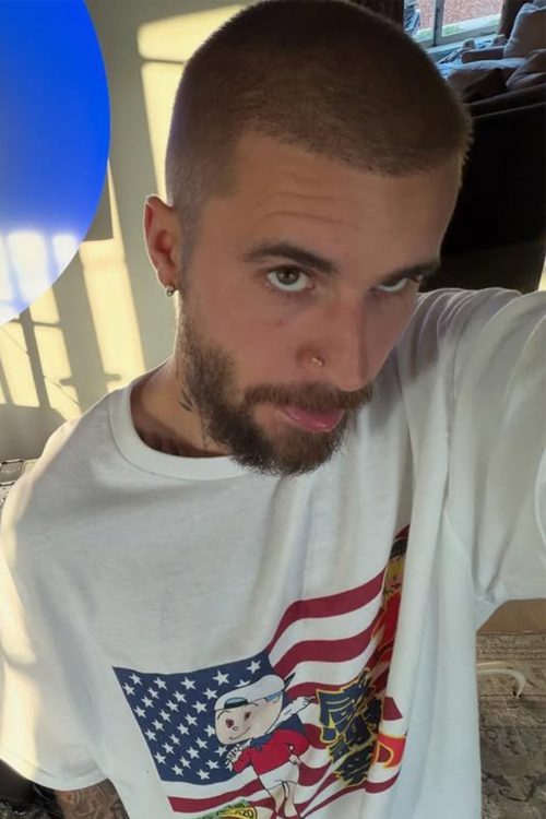 国民的アニメ『サザエさん』のカツオがプリントされたTシャツ（Xより）